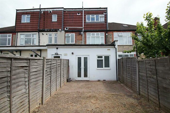 1 Bedroom Flat For Sale In North Circular Road, London, N13