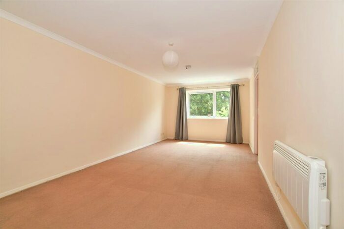 1 Bedroom Flat For Sale In Gilligan Close, Horsham, West Sussex, RH12