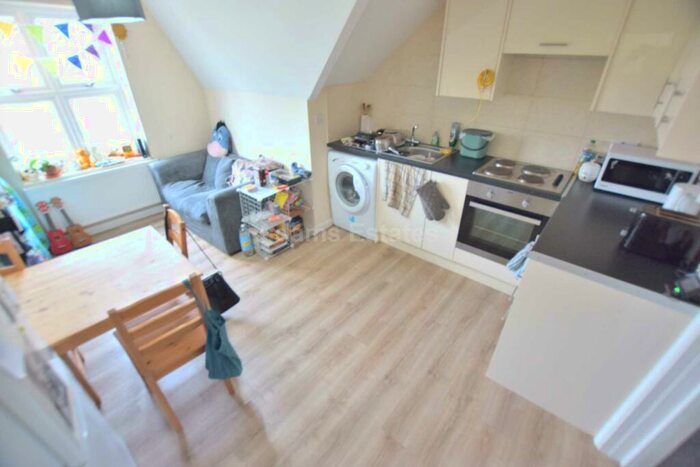 2 Bedroom Flat To Rent In Christchurch Road, Reading, Berkshire, RG2