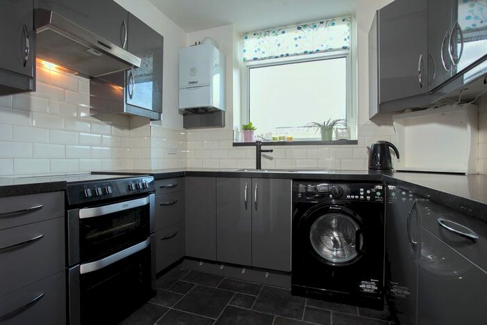 3 Bedroom Flat To Rent In Crescent Court, Park Hill, London, SW4