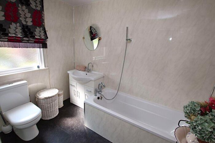 2 Bedroom Bungalow For Sale In Main Road, Humberston Fitties, DN36
