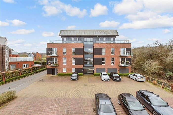 2 Bedroom Flat For Sale In The Kilns, Redhill, Surrey, RH1