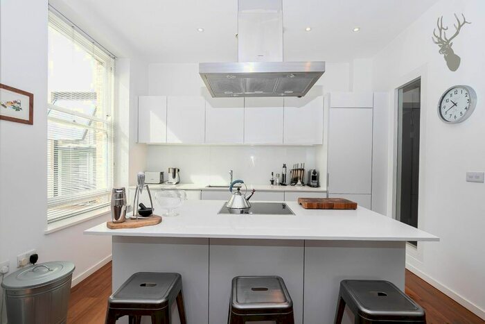 2 Bedroom Flat For Sale In Piercing Hill, Theydon Bois, Epping, CM16