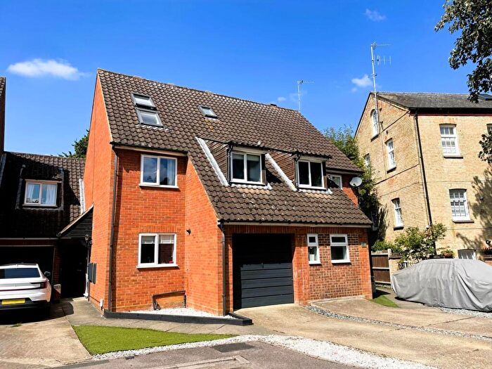 3 Bedroom Semi-Detached House For Sale In Mill Close, Biggleswade, SG18