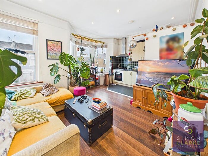 3 Bedroom Flat To Rent In Wightman Road, Haringey, N8