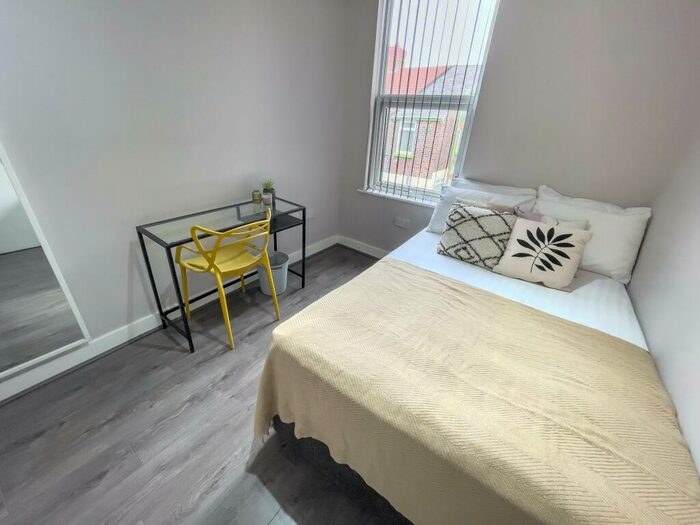 6 Bedroom Terraced House To Rent In Gilroy Road, L6