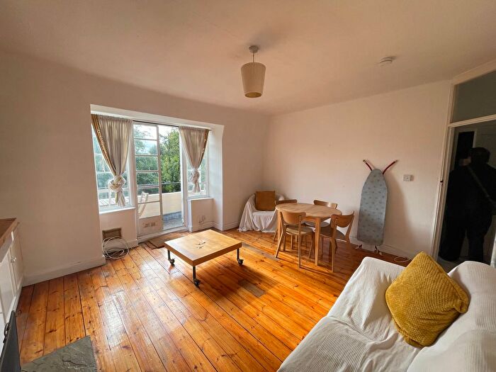 3 Bedroom Flat To Rent In Greenway Close, Stoke Newington / Hackney, London, N4