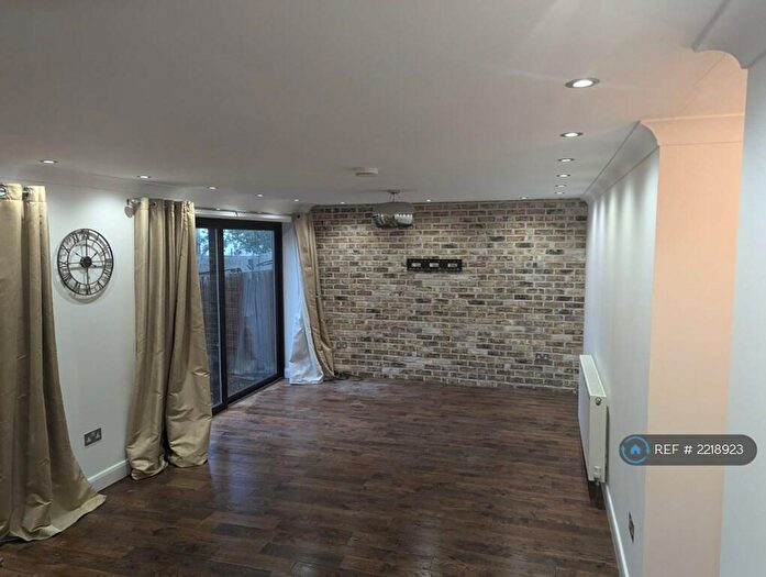 2 Bedroom Flat To Rent In Hood Avenue, London, N14