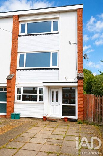 4 Bedroom End Of Terrace House For Sale In Kemp Close, Warwick, CV34