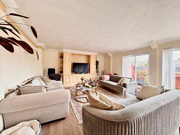 3 Bedroom Flat To Rent In Coliseum Court, Regents Park Road, London, N3