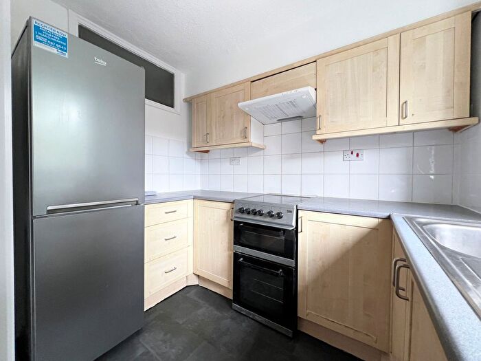 2 Bedroom Flat To Rent In Poplar Grove, Friern Barnet, N11