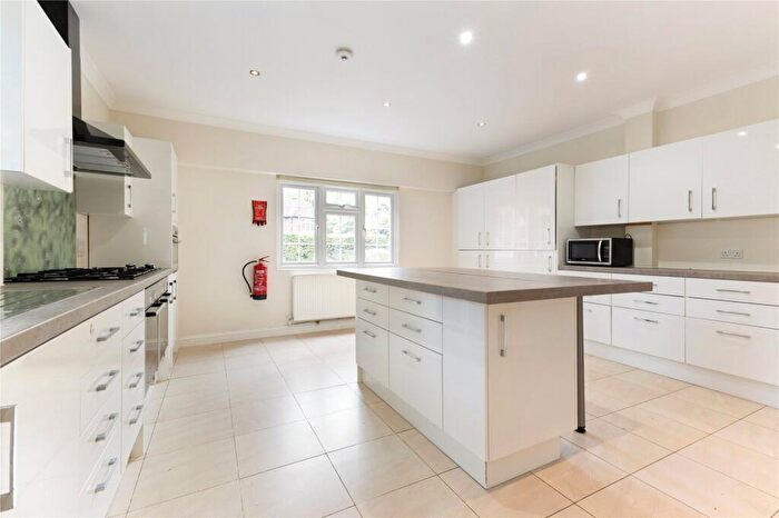 4 Bedroom Detached House To Rent In Southfield Place, Weybridge, KT13