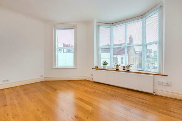 3 Bedroom Flat To Rent In Sheen Lane, London, SW14