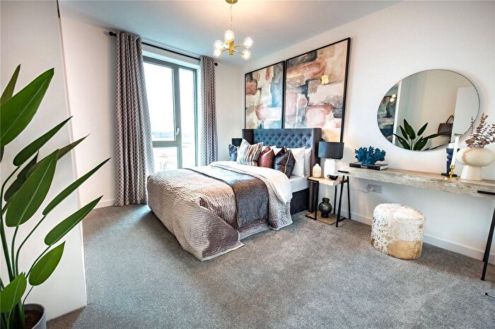 2 Bedroom Flat For Sale In The Lock, Greenford Quay, Greenford, UB6