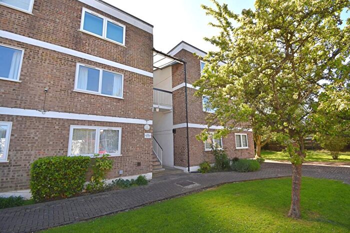 2 Bedroom Flat For Sale In The Avenue, Highams Park, London., E4
