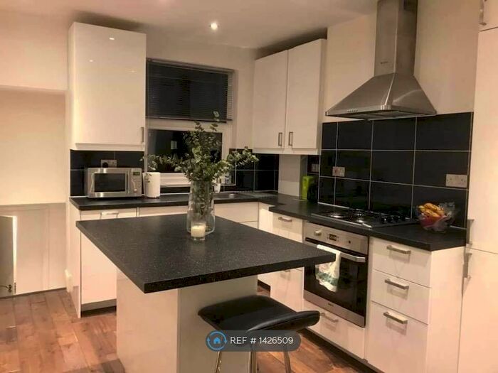 2 Bedroom Flat To Rent In Green Lanes, London, N4