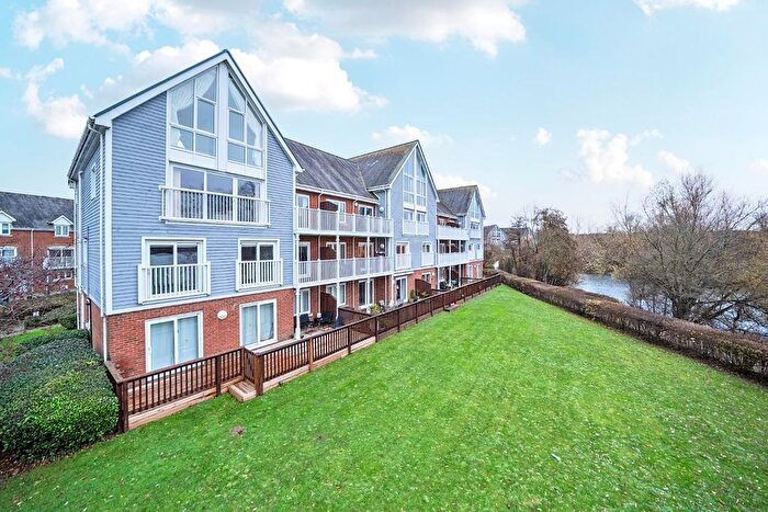 2 Bedroom Flat For Sale In The Lakes, Larkfield, Aylesford, ME20