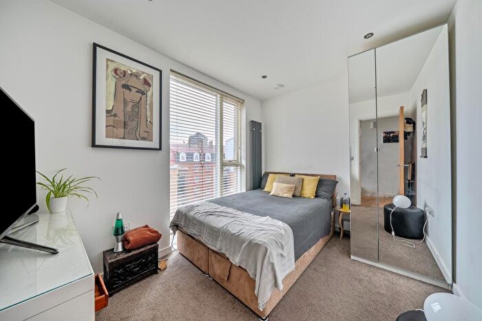 2 Bedroom Apartment For Sale In Southampton Way, London, SE5
