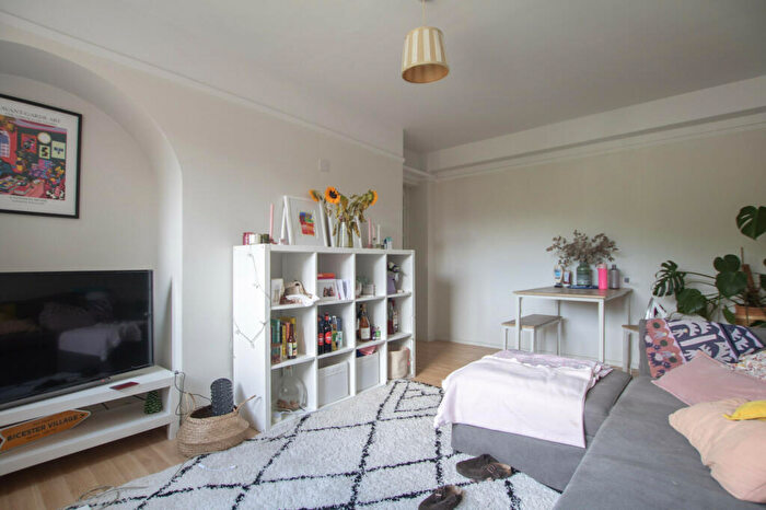 2 Bedroom Flat To Rent In Hunter Court, Woodfarrs, London, SE5