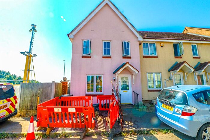 3 Bedroom Semi-Detached House To Rent In Dickenson Road, Colchester, CO4