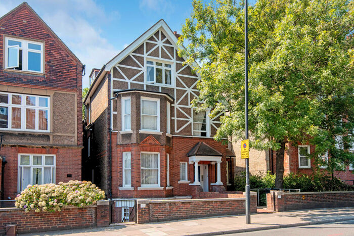 3 Bedroom Apartment For Sale In Finchley Road, London, NW3