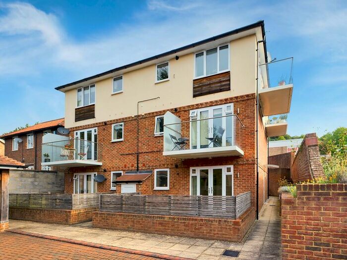 1 Bedroom Flat To Rent In West Wycombe Road, High Wycombe, HP12