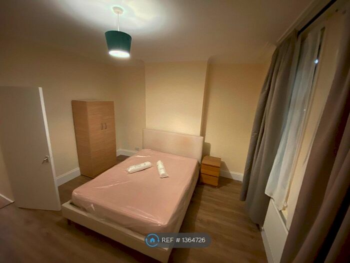 2 Bedroom Flat To Rent In Gilbey Road, London, SW17