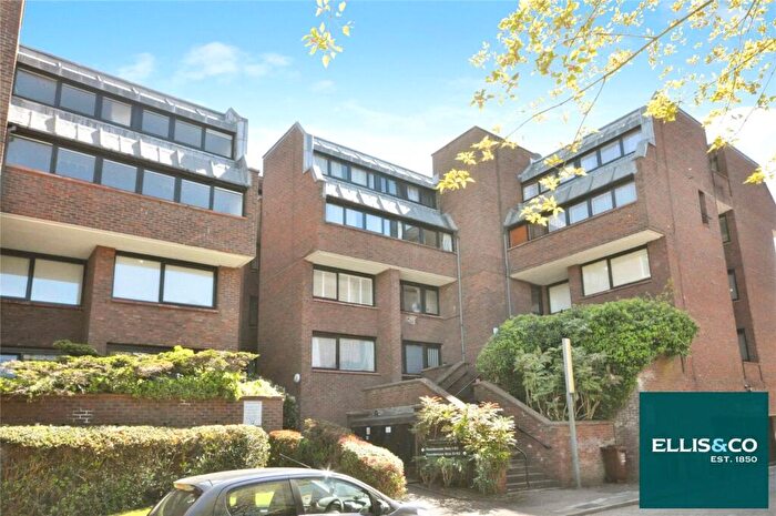 3 Bedroom Apartment To Rent In Britten Close, Golders Green, NW11
