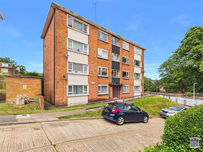 2 Bedroom Flat For Sale In Hillside Court, Downside, Strood, Rochester, ME2