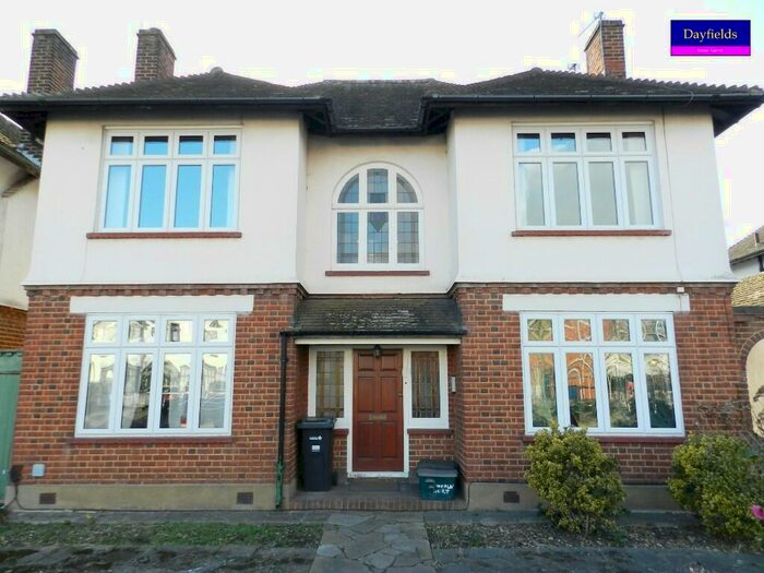 3 Bedroom Maisonette To Rent In The Drive, Ilford, London, IG1