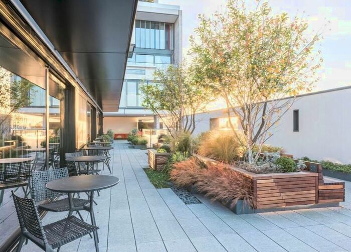 2 Bedroom Flat To Rent In Buckingham Palace Road, London, SW1W