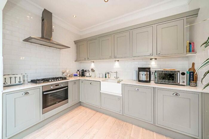 2 Bedroom Flat For Sale In Parklands, Surbiton, KT5