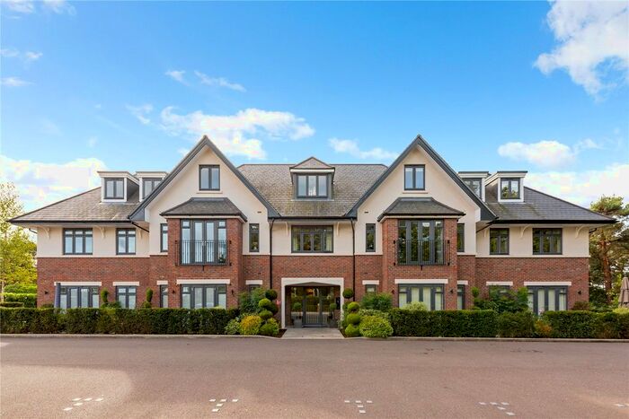 2 Bedroom Flat To Rent In Golf Drive, Camberley, Surrey, GU15
