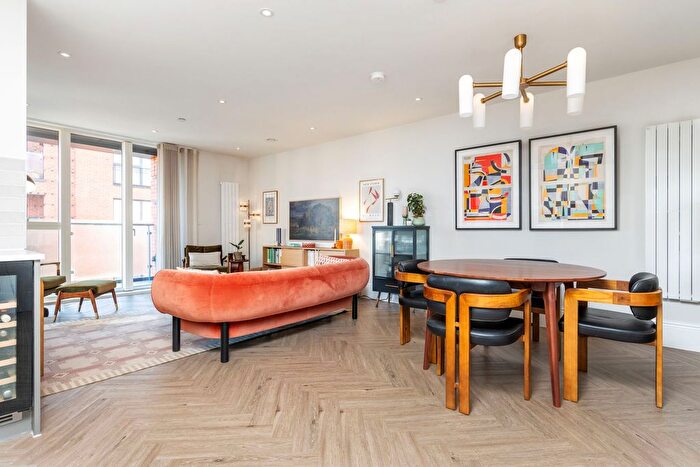 2 Bedroom Flat For Sale In Fellowes Rise, Winchester, SO22