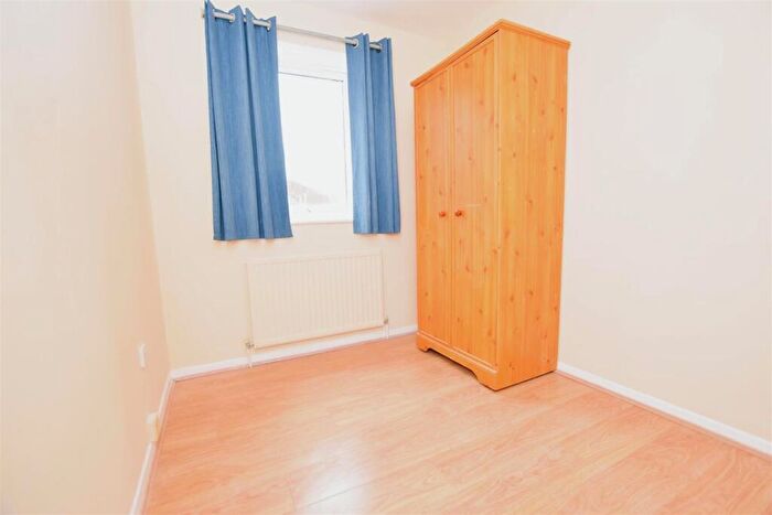 2 Bedroom Flat To Rent In Larch Close, London, N11