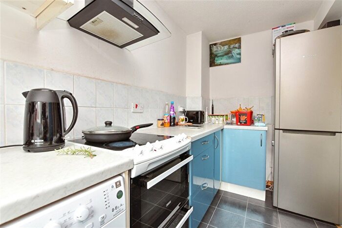 2 Bedroom Flat For Sale In Chipstead Close, Sutton, Surrey, SM2