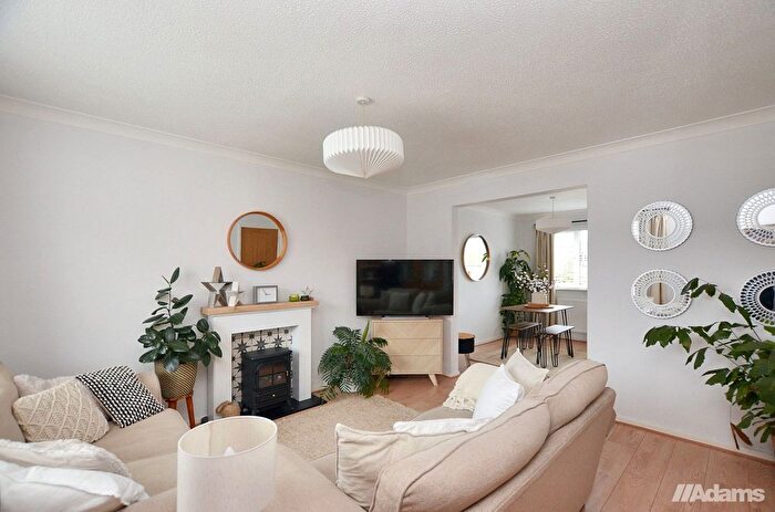 3 Bedroom Semi-detached House For Sale In Goldcrest Close, Beechwood, WA7