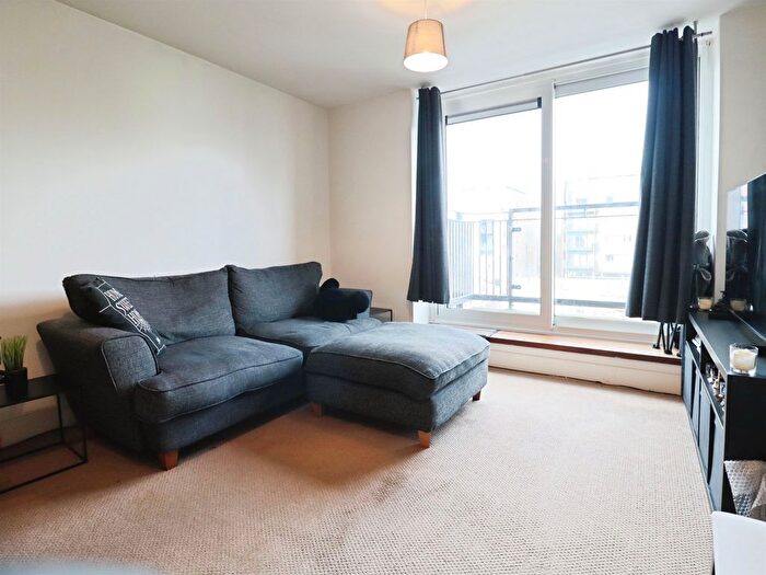 1 Bedroom Flat For Sale In Ferry Court, Cardiff, CF11