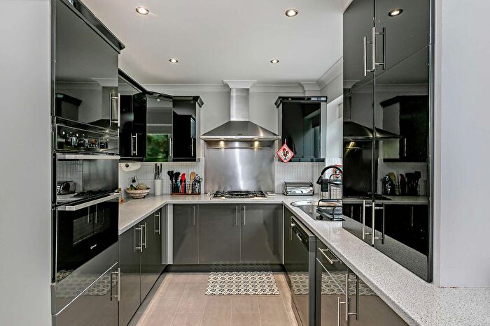 4 Bedroom Semi-Detached House For Sale In Woolgreaves Drive, Wakefield, West Yorkshire, WF2