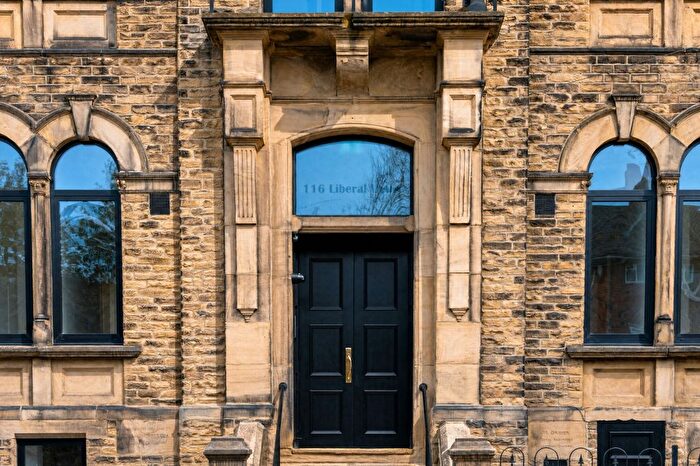 2 Bedroom Flat For Sale In Old Road, Farsley, Pudsey, West Yorkshire, LS28