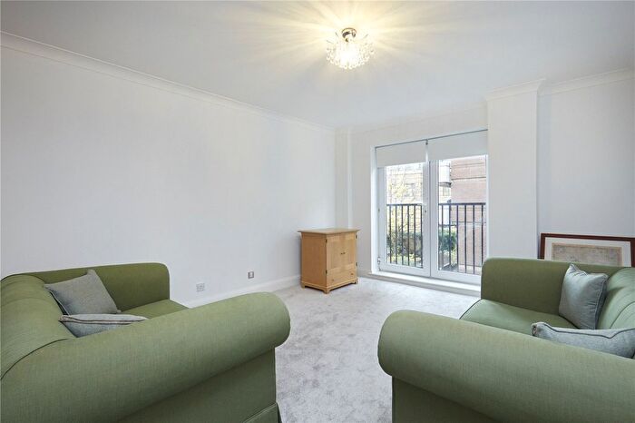 3 Bedroom Flat To Rent In Newton Street, London, WC2B