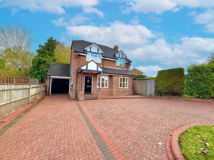 4 Bedroom Detached House For Sale In Canesworde Road, Dunstable, LU6