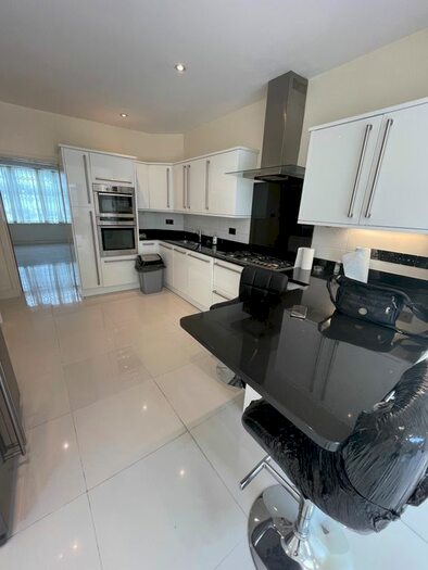 5 Bedroom Semi-Detached House To Rent In Gainsborough Gardens, Golders Green, NW11