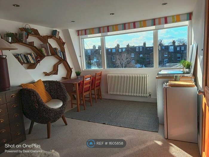 Studio To Rent In Clapham Common, London, SW4
