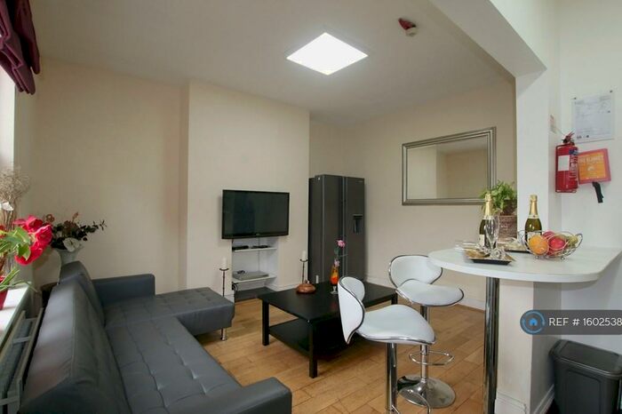 5 Bedroom Terraced House To Rent In Hathersage Road, Manchester, M13