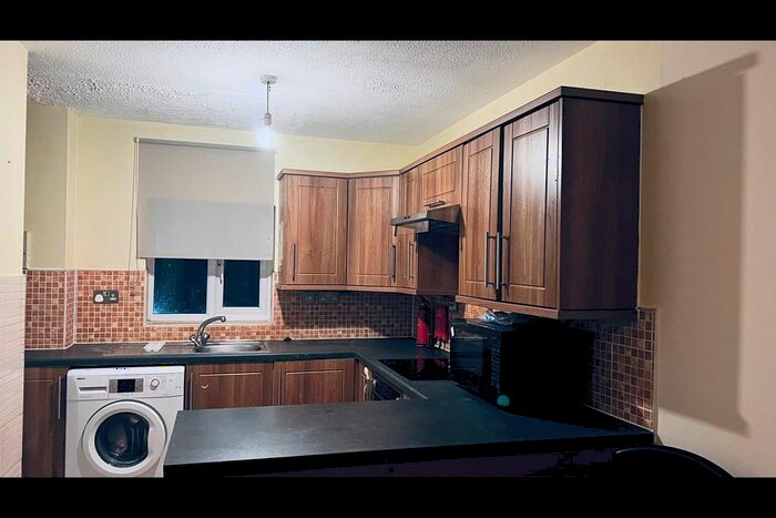 2 Bedroom Flat To Rent In Hallywell Crescent, London, E6