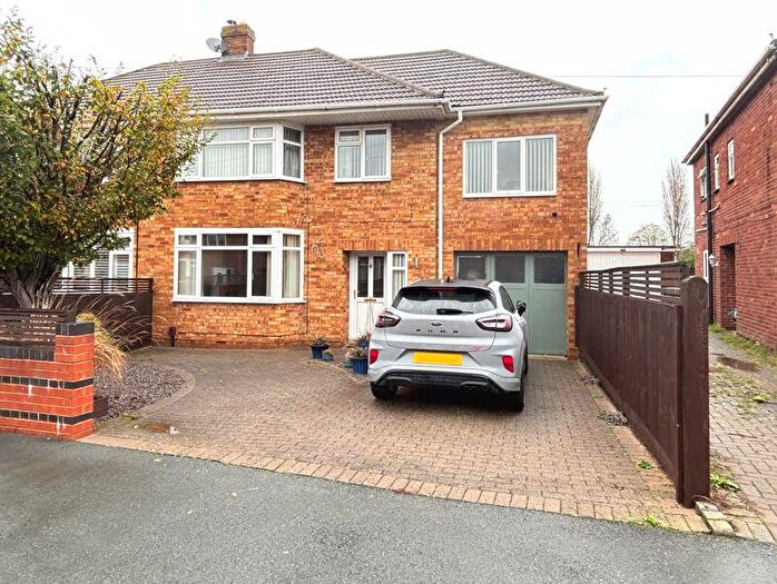 3 Bedroom Semi Detached House For Sale In Park Avenue, Longlevens, Gloucester, GL2