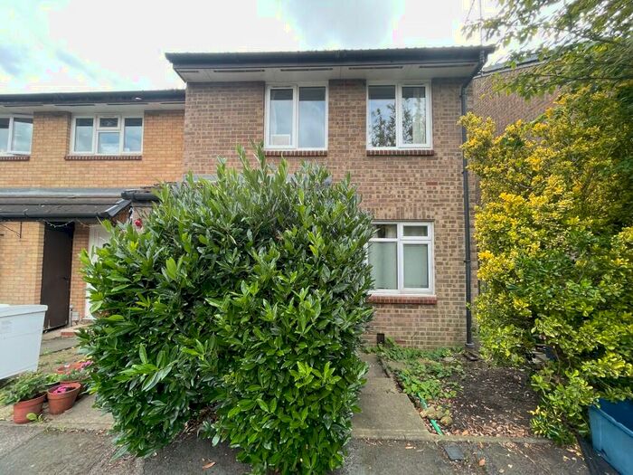 1 Bedroom Ground Maisonette To Rent In Laing Close, Chigwell, Essex, IG6
