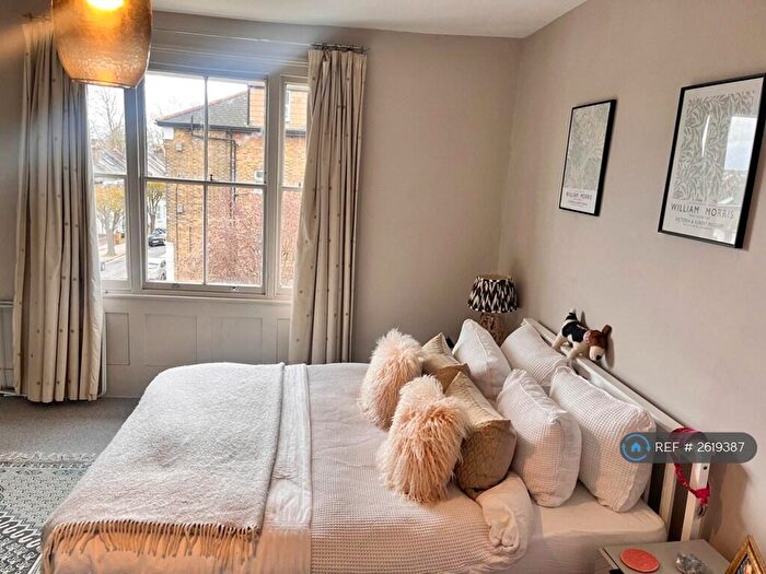 2 Bedroom Flat To Rent In Battersea Rise, London, SW11