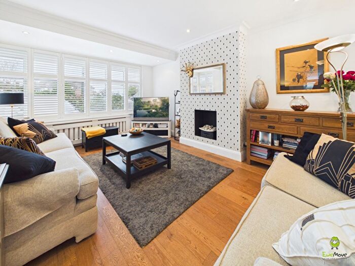 3 Bedroom Semi-detached House For Sale In South Close, Bexleyheath, Kent, DA6